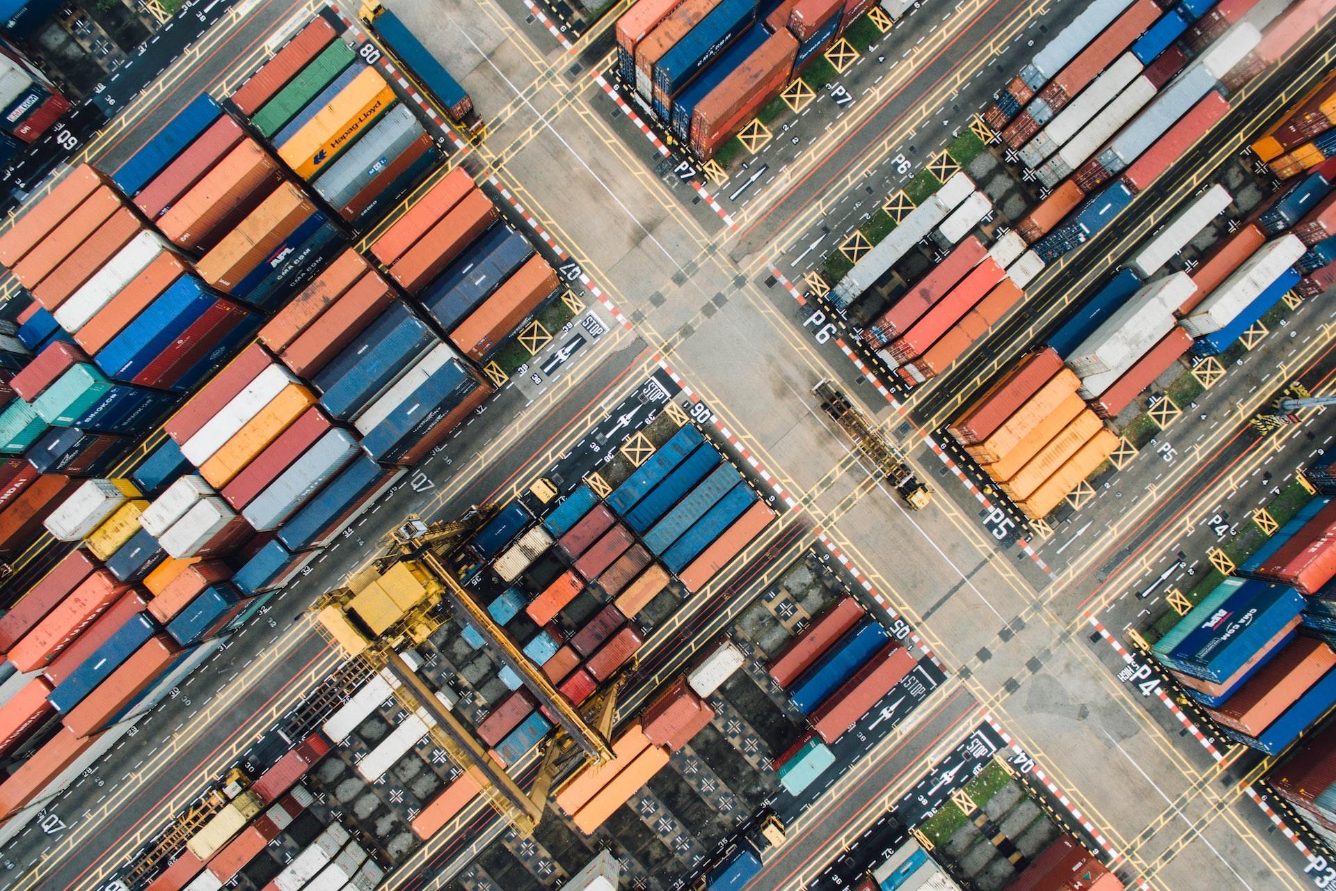 Blick aus der Vogelperspektive auf einen Containerhafen