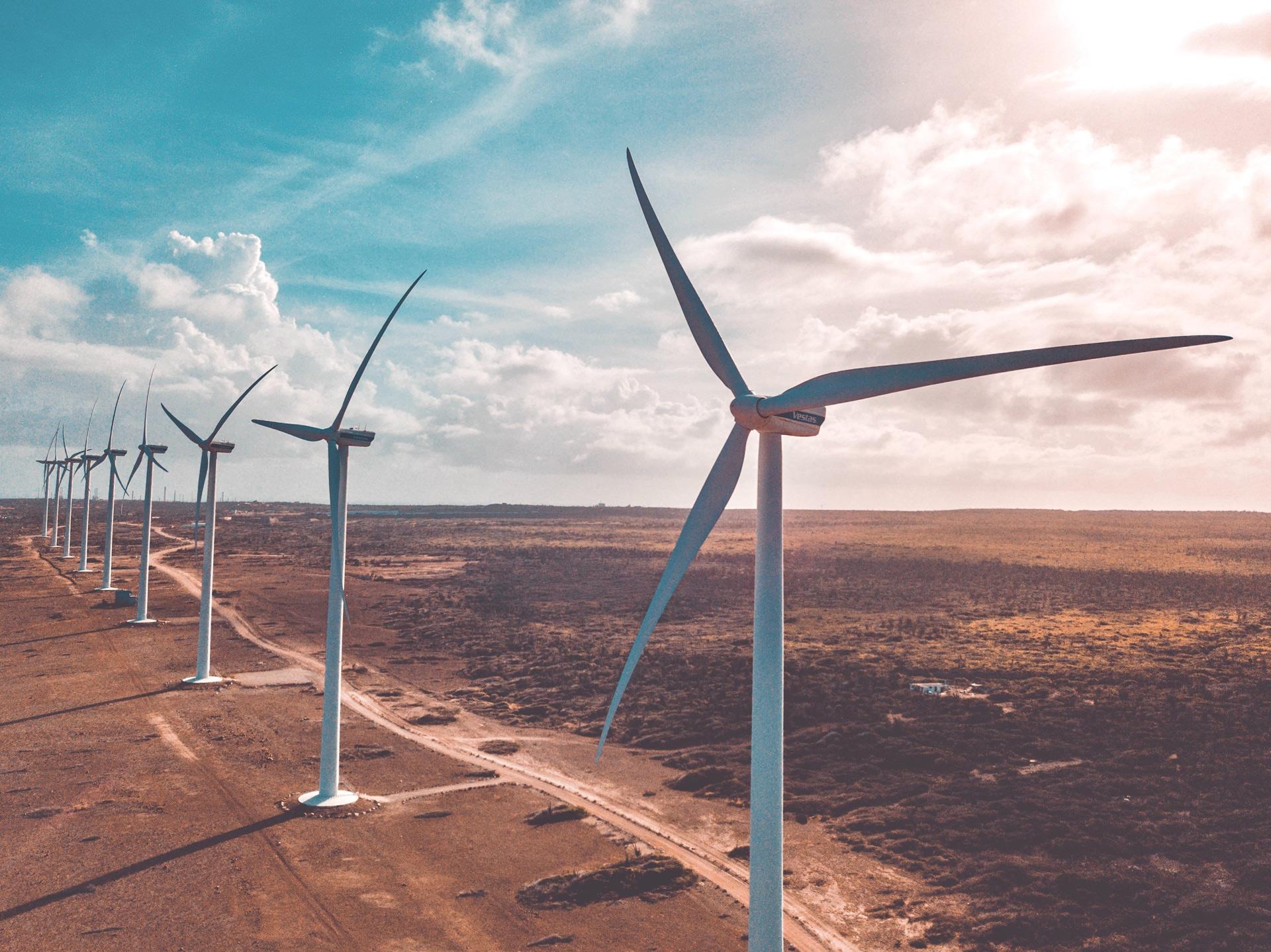 Neun Windkraftanlagen stehen in einer Reihe